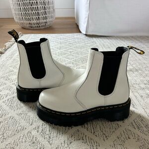 DOC MARTENS SMOOTH LEATHER PLATFORM CHELSEA BOOTS